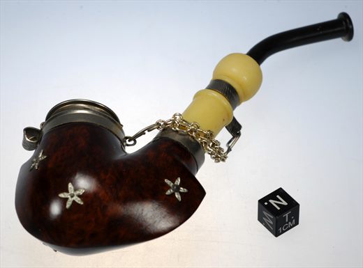 Cachimbo estilo tiroles de madeira com tampa metalica e corrente