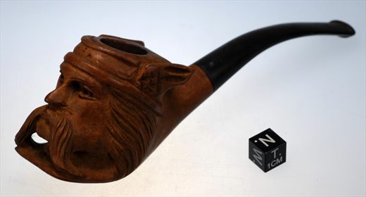 Cachimbo de madeira entalhado com rosto de homem