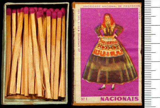 Trajes Tipicos Portugueses - Nacionais (SNF-Lisboa) roxo01