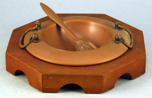 Cinzeiro octogonal de madeira com recipiente metalico e colher