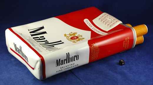 Cinzeiro Marlboro em forma de maco com dois cigarros
