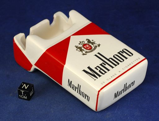 Cinzeiro Marlboro em forma de maco