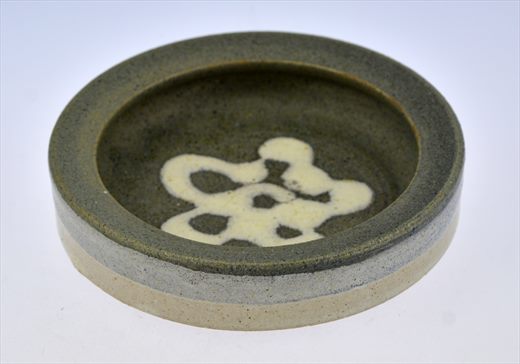 Cinzeiro circular de ceramica cinzenta com motivo floral branco