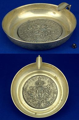 Cinzeiro metalico dourado com medalhao heraldico