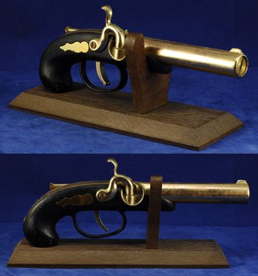 Isqueiro em forma de pistola com suporte de madeira