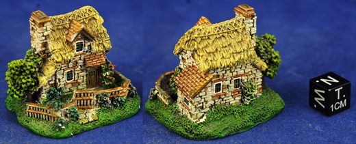 Casa de pedra com telhado de colmo e jardim