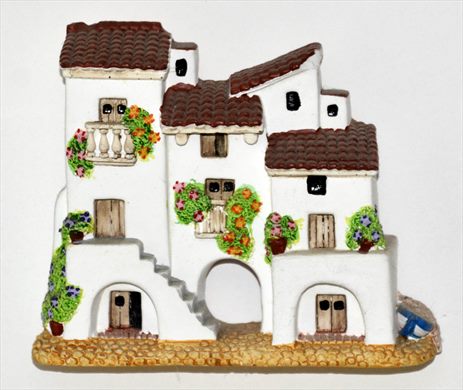 Conjunto de casas brancas com arco e escadaria