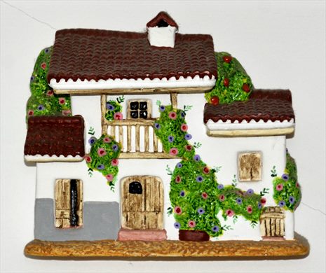 Casa branca com varanda central e flores