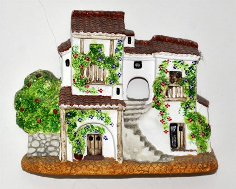 Casa branca com arco central e escadaria exterior