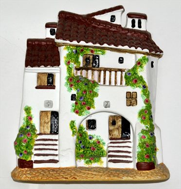 Casa branca com arco e varanda numeros 5 e 7