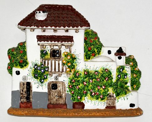 Casa branca com varanda e jardim florido