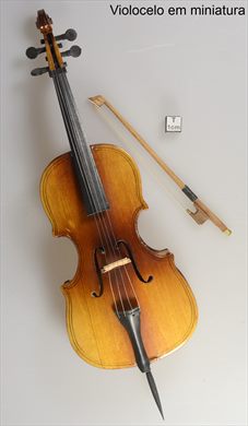 Violoncelo em miniatura