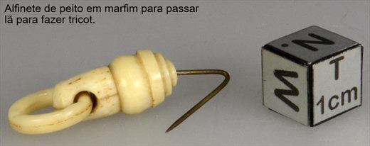 Alfinete de peito em marfim para passar la para fazer tricot