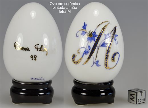 Ovo de ceramica pintado a mao letra M