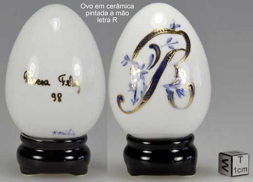 Ovo de ceramica pintado a mao letra R