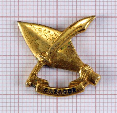 Cazador - Insignia com armas cruzadas