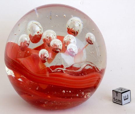 Esfera de vidro com motivo abstrato - vermelho-bolhas
