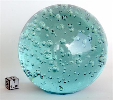 Esfera de vidro verde e bolhas