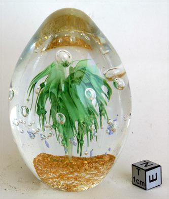 Esferoide de vidro amarelo-verde-bolhas