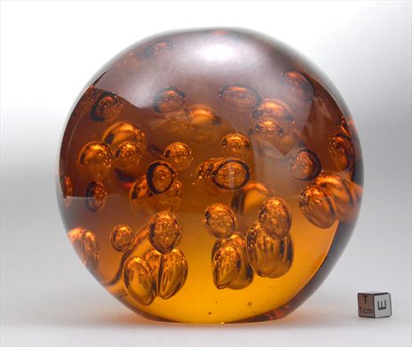 Esfera de vidro com motivo abstrato - ambar-bolhas