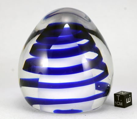 Esferoide de vidro com centro branco e espiral azul (desenho Carolina Tangerino)