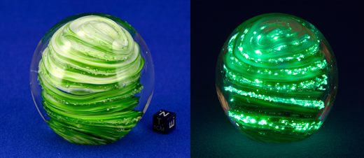 Esfera de vidro com motivo abstracto (verde-branco)
