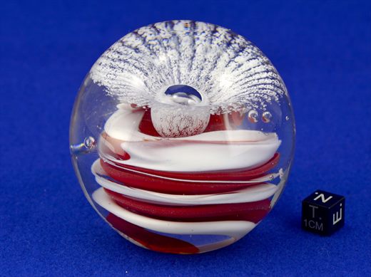 Esfera de vidro com motivo abstracto (vermelho-branco)