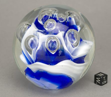 Esfera de vidro com motivo abstrato azul-branco-bolhas)