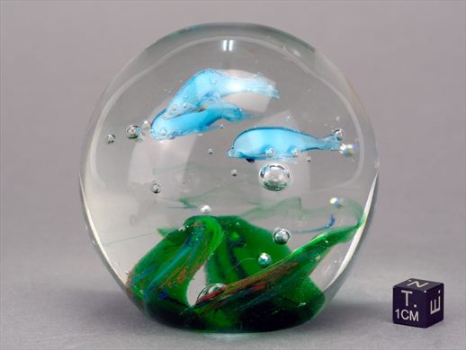 Esfera de vidro com tres golfinhos