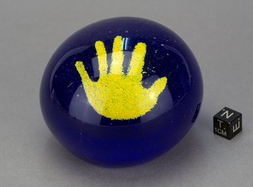 Esferoide de vidro - azul-amarelo-mao
