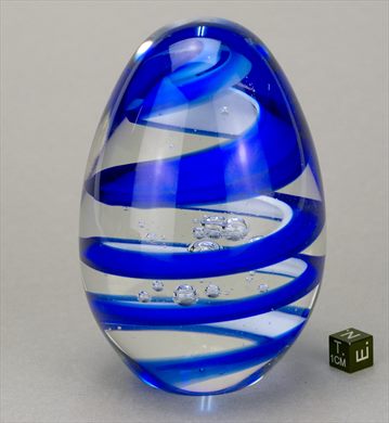 Esferoide de vidro com centro azul e branco em espiral