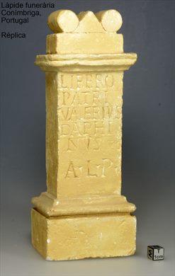 Lapide funeraria Romana (Replica) (Portugal Conimbriga)