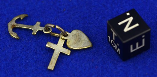 Crucifixo, coracao e ancora