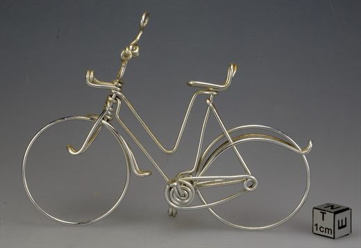 Bicicleta em arame prateado
